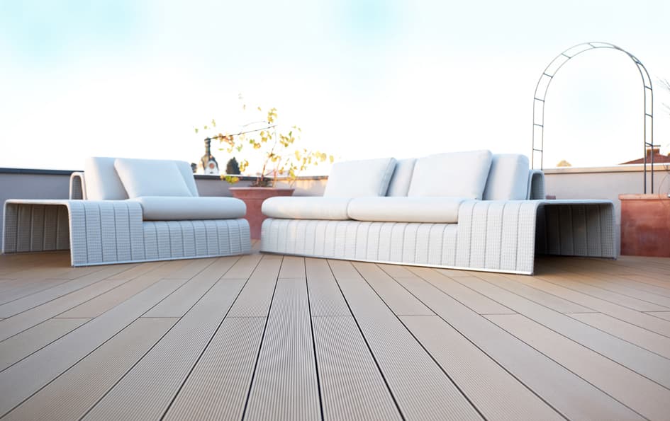 WPC Dachterrasse mit weisser Loungegruppe