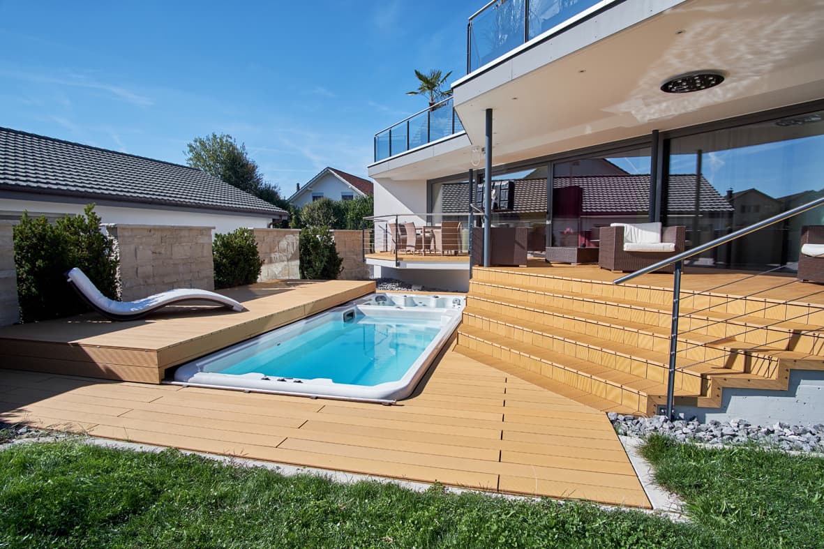 WPC Terrasse mit eingelassenem Swim-Spa