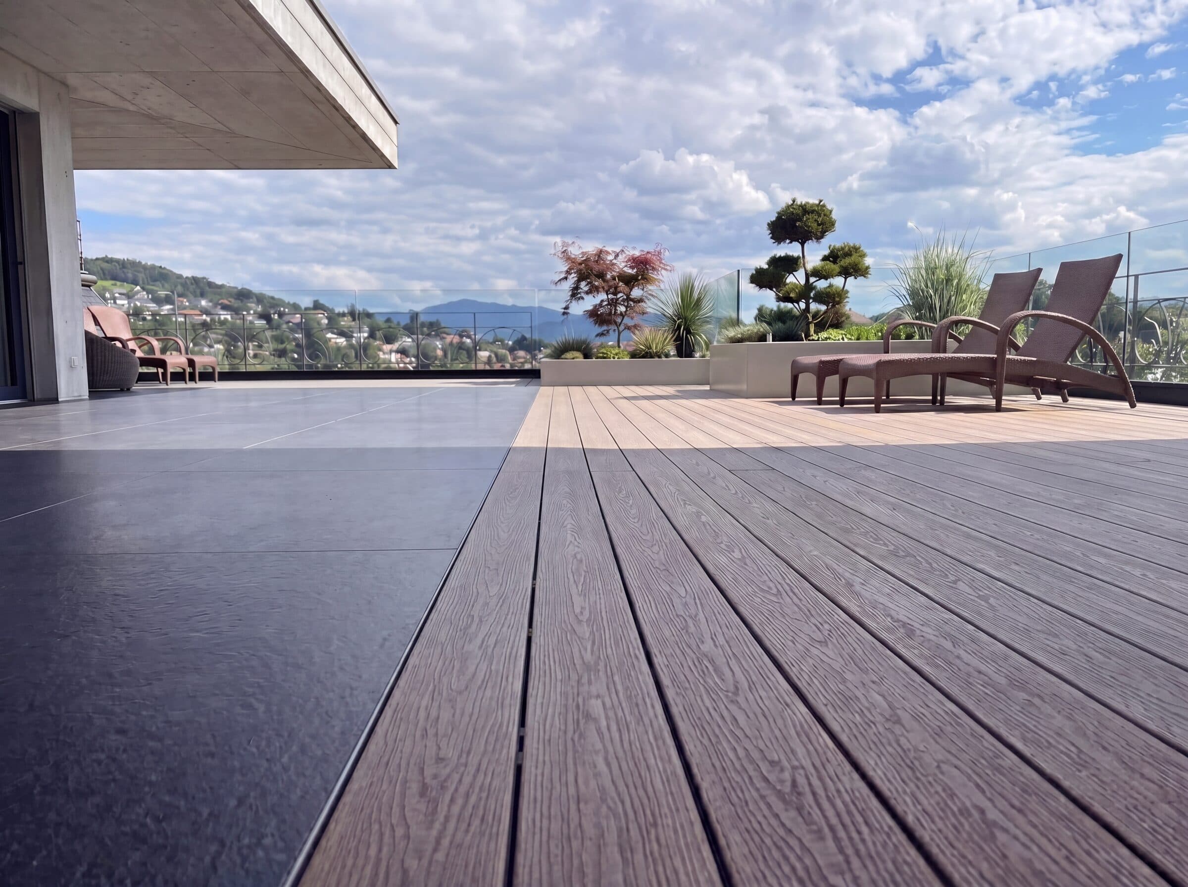 WPC Terrassendielen Nahaufnahme mit Liegestühlen